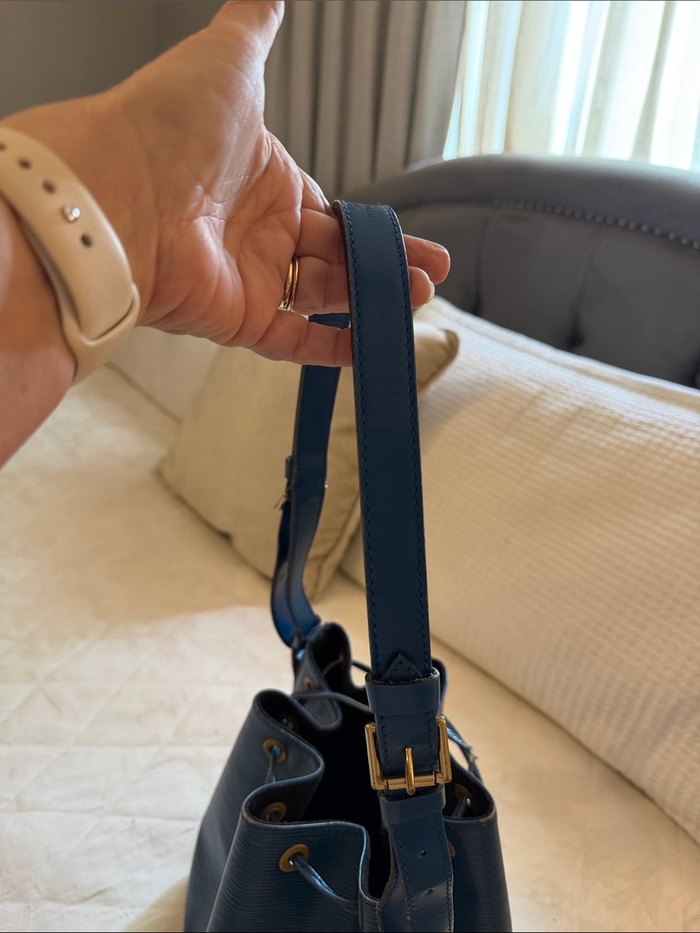Louis Vuitton Navy Epi Leather Drawstring Shoulder Bag - Picture 5 of 9